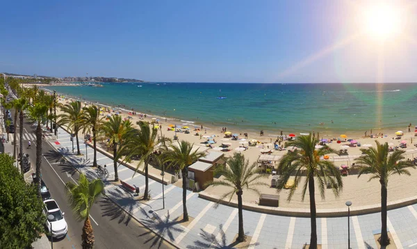 Veduta della spiaggia di Salou Platja Llarga in Spagna durante la giornata di sole — Foto Stock