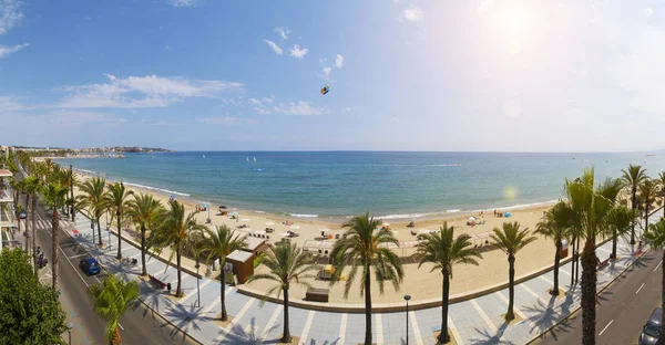 Visa Salou Platja Llarga strand i Spanien under solig dag — Stockfoto
