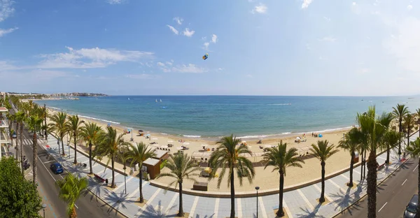 Vista de Salou Platja Llarga Beach em Espanha durante o dia ensolarado — Fotografia de Stock