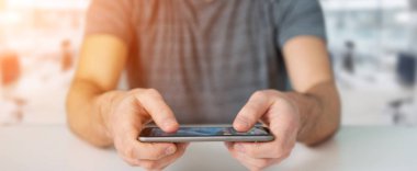 Modern cep telefonuyla işadamı