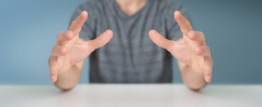 işadamı gösteren boş eller