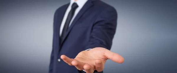 Бізнесмен, який показує порожні руки — стокове фото