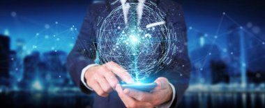 İşadamı dijital üçgen küre hologram patlayan kullanarak 3d 