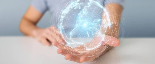 Homme d'affaires utilisant hologramme réseau globe avec carte Europe 3D tendance — Photo