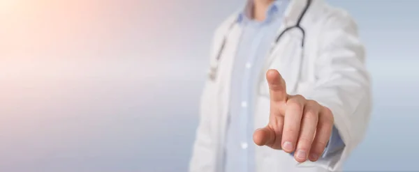 Lékař se dotýká virtuální rozhraní s prstem — Stock fotografie