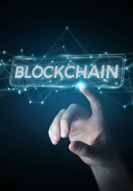 Blockchain cryptocurrency arabirimi 3d rende kullanarak iş kadını