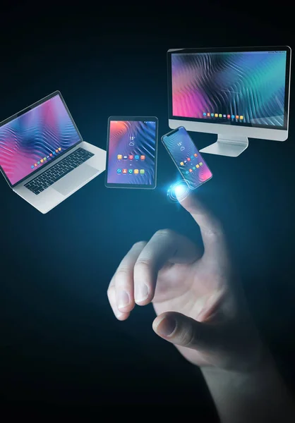 Geschäftsmann verbindet modernes Smartphone-Tablet-Laptop und Computer — Stockfoto