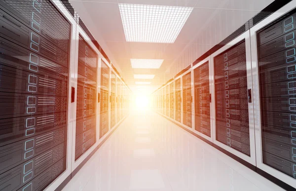 Sala de centro de datos de servidores blancos con luz halo brillante a través de th —  Fotos de Stock