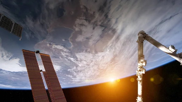 在太阳升起时,从空间站窗口看地球 — 图库照片