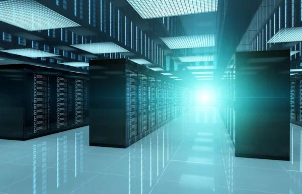 Dark servers datacenter kamer met felle Halo licht door de — Stockfoto