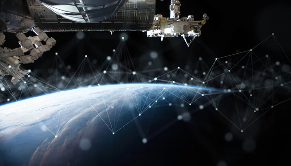 Satellites envoyant des échanges de données et le système de connexions sur t — Photo