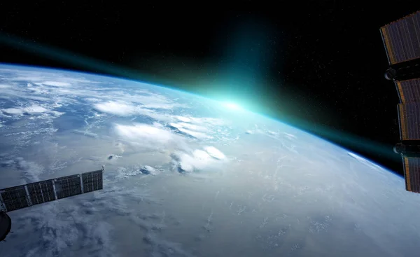 Vista del planeta Tierra desde una ventana de la estación espacial durante un sunris —  Fotos de Stock