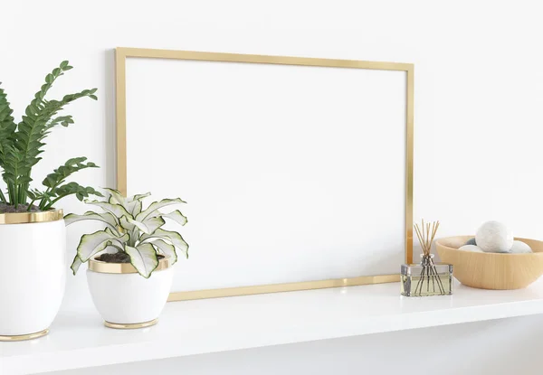 Złota rama oparta na białym półką we wnętrzu z roślinami i — Zdjęcie stockowe