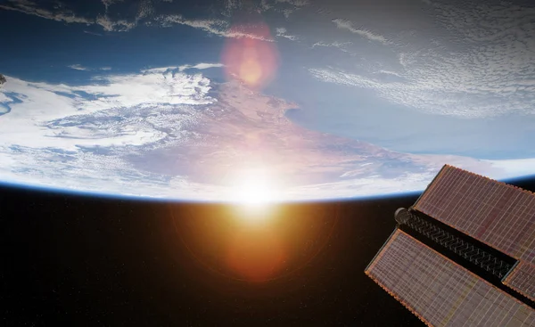 Вид на планету Земля из окна космической станции во время восхода солнца — стоковое фото