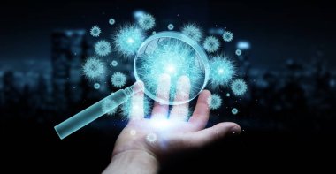 Holografik hücre projeksiyonunu büyüteçle analiz eden adam