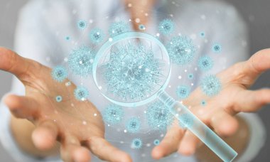 Holografik hücre projeksiyonunu büyüteç kullanarak analiz eden kadın