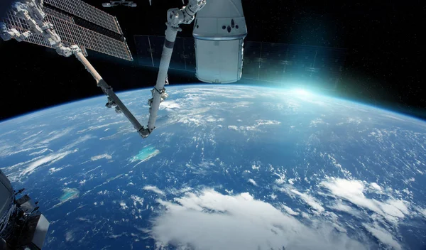 Bir doğumunda sırasında bir uzay istasyonu penceresinden gezegen Earth görünümü — Stok fotoğraf