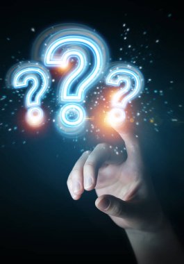 Dijital soru kullanan insan eli holografik arayüzü 3d olarak işaretler