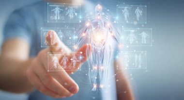 Bulanık arkaplandaki adam dijital x-ray insan vücut holografik tarama projeksiyonu 3D görüntüleme kullanıyor.