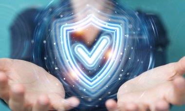 Bulanık arkaplanda bulunan, dijital kalkan koruması mavi holografik arayüzü kullanan kadın 3D görüntüleme