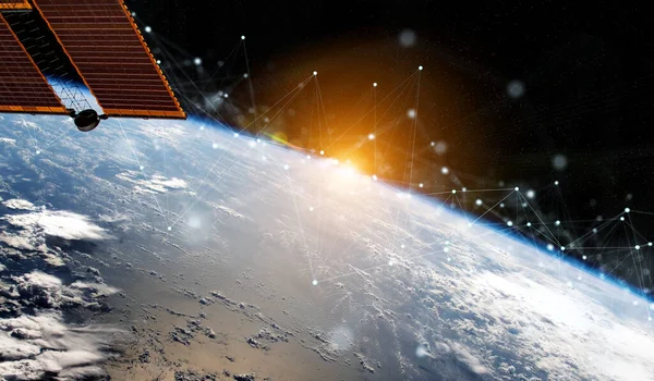 Satelity Wysyłające Dane Wymiany Futurystyczny System Połączeń Całym Świecie Elementy — Zdjęcie stockowe