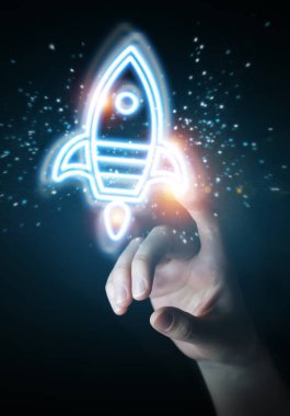 Başlangıçta dijital neon arayüzü 3D görüntüleme kullanılarak insan eli koyu arkaplanda