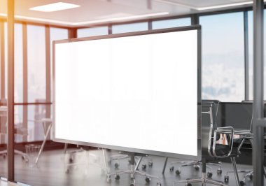 Ofis camında asılı beyaz dikdörtgen çerçeve. Modern şirket içinde bir reklam panosunun maketi.