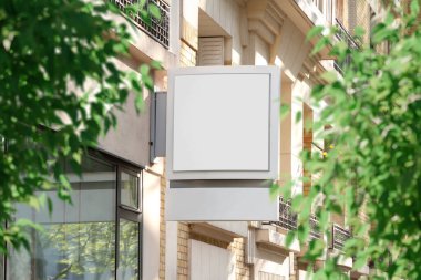 Beyaz mağaza tabela modeli. Sokakta boş kare dükkan önü