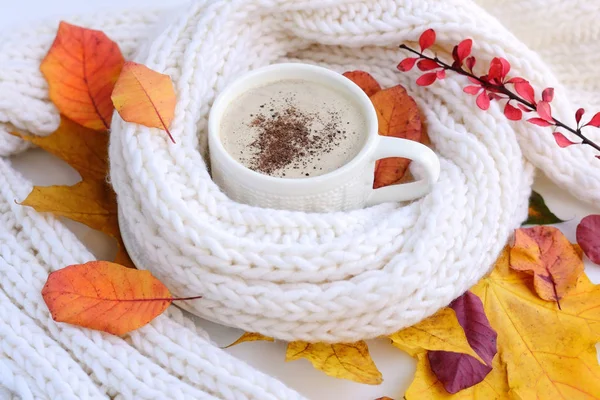 Feuilles d'automne, tasse de café chaude et une écharpe chaude sur fond blanc. Café du matin, dimanche se détendre et nature morte concept . — Photo
