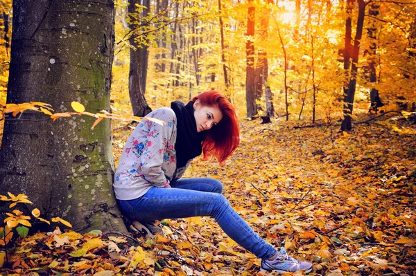 Roodharige meisje, wandelen in de herfst bos — Stockfoto
