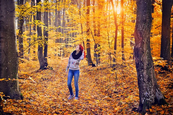 Chica pelirroja caminando en el bosque de otoño — Foto de Stock