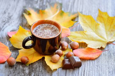 Sonbahar Kupası kahve, fındık, çam kozalakları, çikolata ve sonbahar yaprakları. 