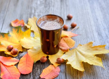 Sonbahar Kupası kahve, fındık, çikolata ve sonbahar yaprakları