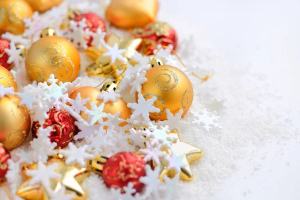 Composición de las decoraciones navideñas sobre nieve con espacio para texto —  Fotos de Stock