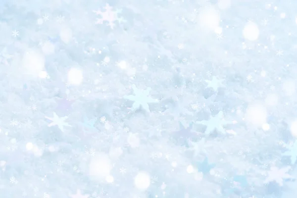雪の上の装飾のクリスマスの雪片。クリスマスのお祝いの背景 — ストック写真