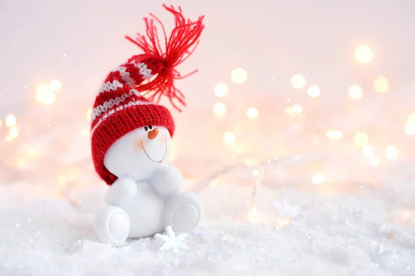 Fondo navideño festivo con muñeco de nieve en la nieve — Foto de Stock