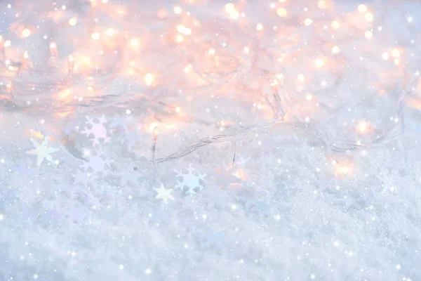 Luzes de Natal com flocos de neve na neve. Natal fundo festivo — Fotografia de Stock