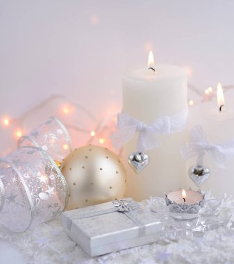 Noel baubles ve Noel ışıkları ile Noel mumlar. Neşeli Noel arka plan