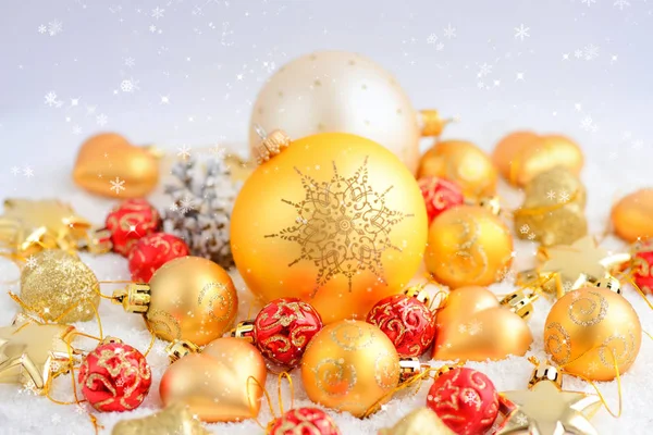Jul guld och röd ornament på snön. Festlig jul bakgrund — Stockfoto
