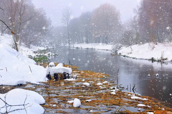 Vackert vinterlandskap med floden — Stockfoto