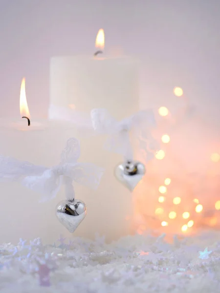 Velas de Navidad en la nieve y luces de Navidad. Fondo navideño festivo —  Fotos de Stock