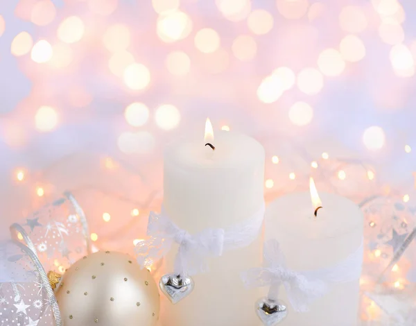 Candele di Natale sulla neve e luci di Natale. Sfondo natalizio festivo — Foto Stock