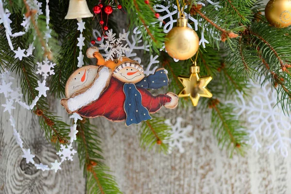 가 문 비 나무의 가지에 크리스마스 장신구와 눈사람 — 스톡 사진
