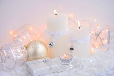 Noel baubles ve Noel ışıkları ile Noel mumlar. Neşeli Noel arka plan