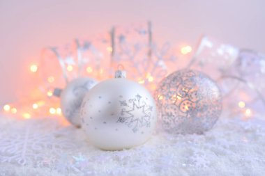 Kar ve Noel ışıkları Noel dekoratif topları. Neşeli Noel arka plan