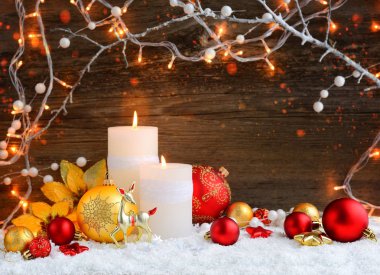 Noel süsler ve Noel ışıkları ile Noel mumlar. Neşeli Noel arka plan