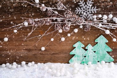 Ahşap ahşap arka plan üzerinde kar üzerinde Noel ağaçları ile Noel kartı. Neşeli Noel arka plan