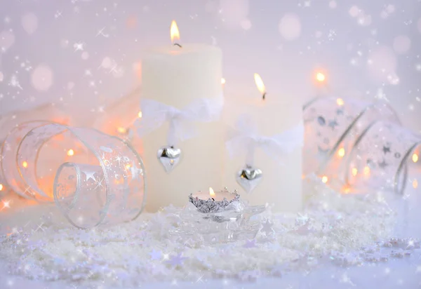 Velas de Navidad en la nieve y luces de Navidad. Fondo navideño festivo — Foto de Stock