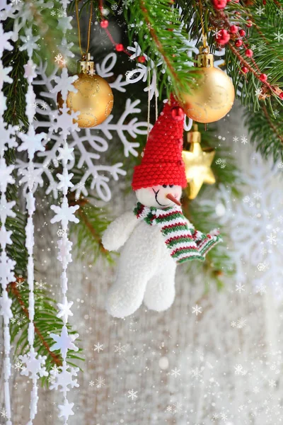 Muñeco de nieve con adornos de Navidad en las ramas de abeto —  Fotos de Stock