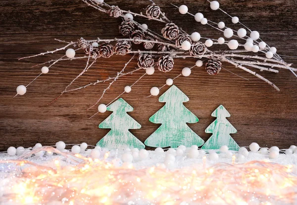 Різдвяна листівка з дерев'яними ялинками на снігу на дереві — стокове фото